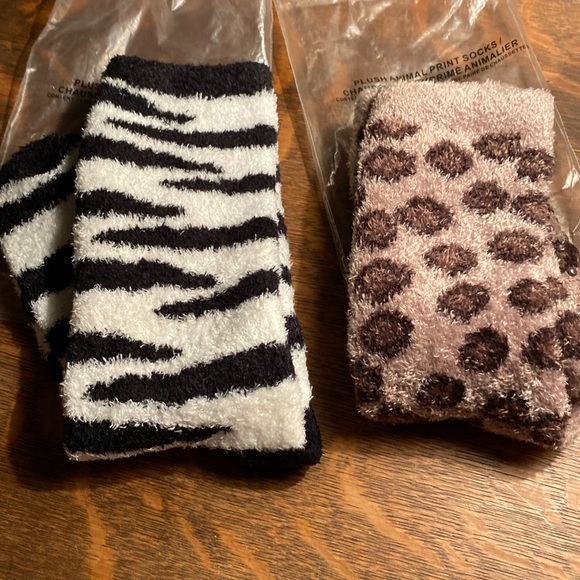 Avon Plush Animal Print Socks Set of 2 - Picture 1 of 4